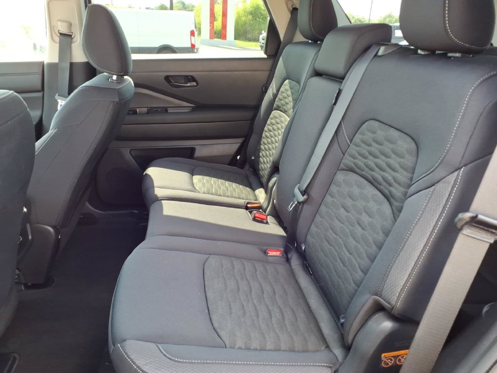 Used 2025 Nissan Pathfinder S AWD/4WD image 15