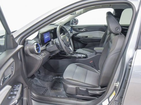 Used 2025 Chevrolet Trax LT w/ LT Convenience Package image 2