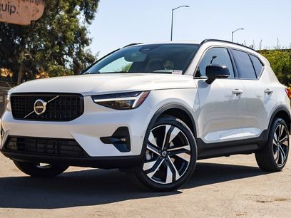 New 2026 Volvo XC40 B5 Ultra w/ Climate Package