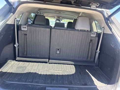 Used 2021 Toyota Highlander LE FWD image 16