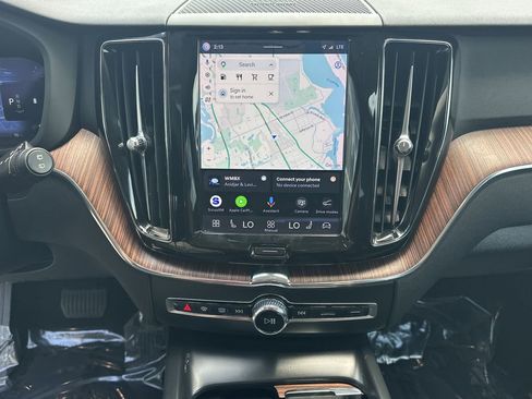 Used 2023 Volvo XC60 B5 Plus AWD/4WD image 19
