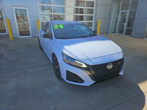 Used 2024 Nissan Altima 2.5 SR image 2