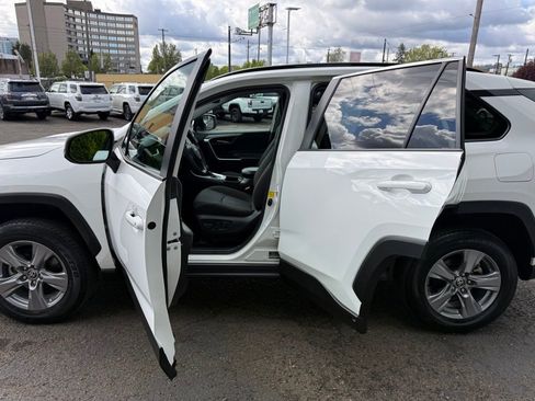 Used 2022 Toyota RAV4 XLE image 17
