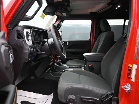 Used 2025 Jeep Wrangler Unlimited Sahara AWD/4WD image 9