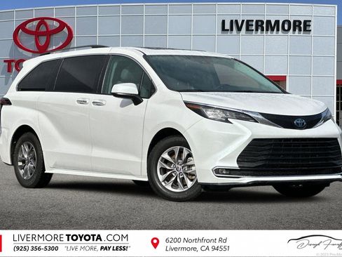 Used 2023 Toyota Sienna XLE image 1
