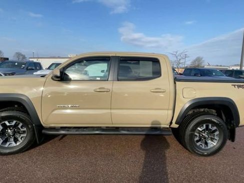 Certified 2017 Toyota Tacoma TRD Off-Road w/ Tow Package (A/T) image 5