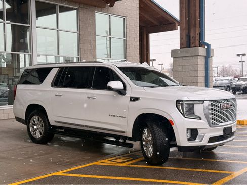 Used 2022 GMC Yukon XL Denali image 2