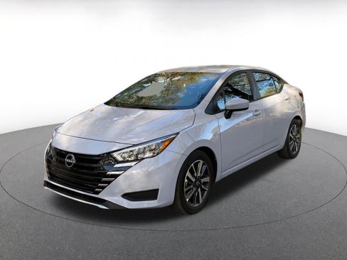 Used 2025 Nissan Versa SV image 3