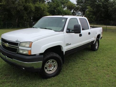 Used 2006 Chevrolet Silverado 2500 LT w/ Heavy-Duty Power Package AWD/4WD image 2