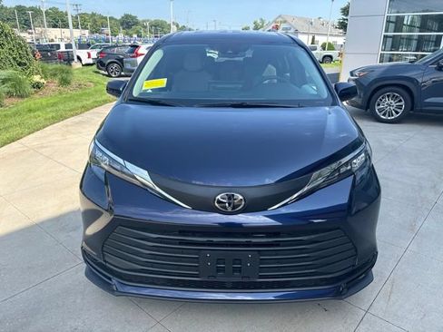 Used 2026 Toyota Sienna LE FWD image 2