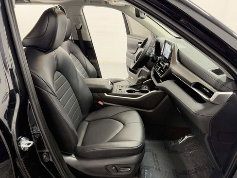 Used 2024 Toyota Highlander XLE image 16