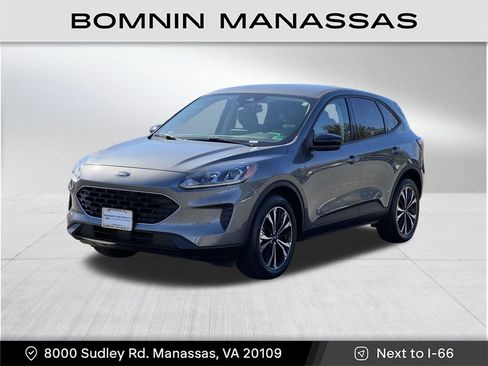 Used 2022 Ford Escape SE w/ SE Sport Appearance Package image 3