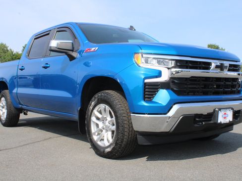 Used 2023 Chevrolet Silverado 1500 LT w/ Z71 Off-Road Package AWD/4WD image 4