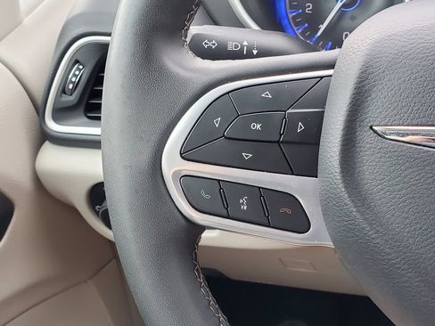 Used 2023 Chrysler Pacifica Touring-L FWD image 15
