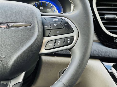 Used 2023 Chrysler Pacifica Touring-L image 20