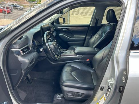 Used 2021 Toyota Highlander Limited AWD/4WD image 9