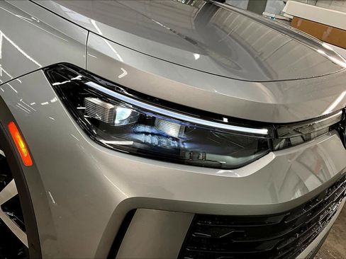 New 2026 Volkswagen Tiguan SE image 32