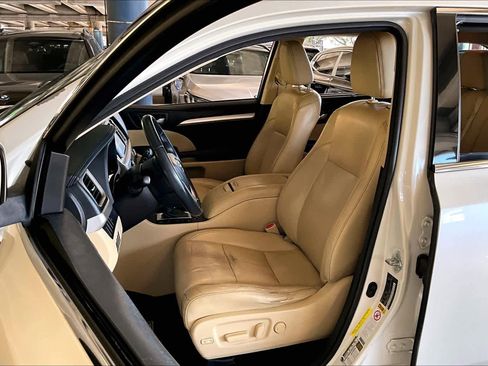 Used 2014 Toyota Highlander XLE image 7