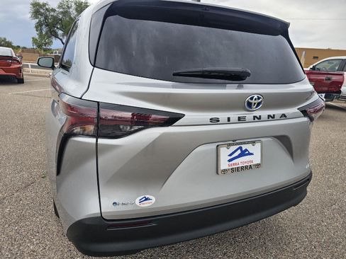 Used 2025 Toyota Sienna LE FWD image 11