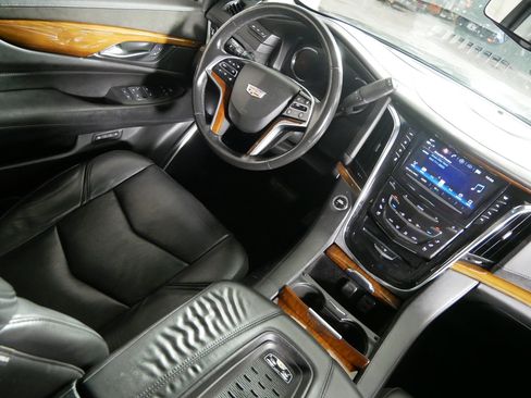 Used 2017 Cadillac Escalade ESV Luxury AWD/4WD image 9