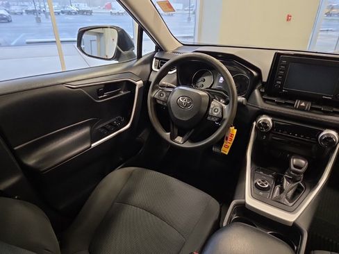 Used 2020 Toyota RAV4 LE image 17