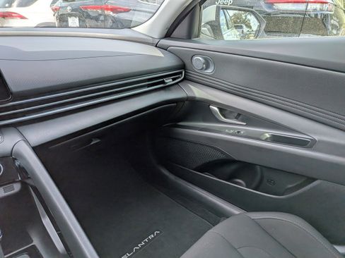 Certified 2025 Hyundai Elantra SEL FWD image 16