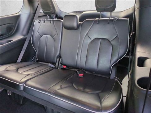 Used 2025 Chrysler Pacifica Limited image 20