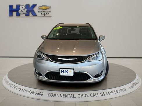 Used 2017 Chrysler Pacifica Touring-L FWD image 2