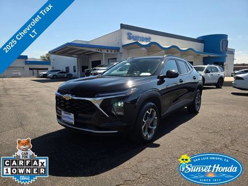 Used 2025 Chevrolet Trax LT FWD image 1