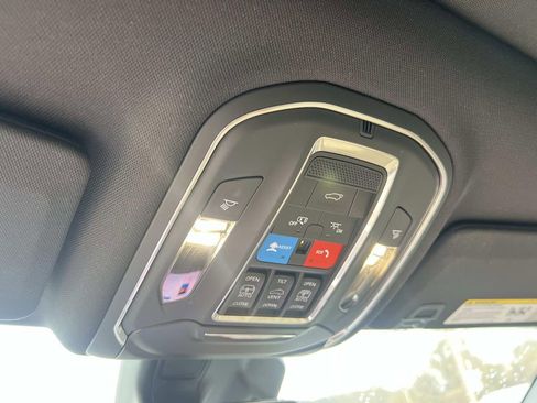 Used 2025 Jeep Grand Cherokee Limited w/ Luxury Tech Group II image 31