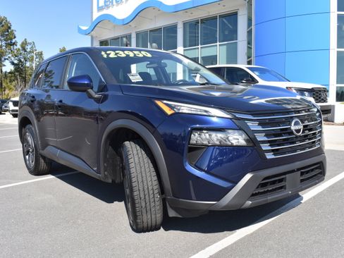 Used 2025 Nissan Rogue SV image 3