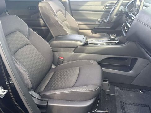 Used 2024 Nissan Pathfinder SV w/ SV Premium Package image 32