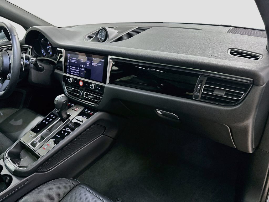Certified 2025 Porsche Macan AWD/4WD image 30