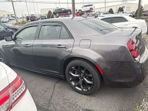 Used 2022 Chrysler 300 Touring L w/ Safetytec Plus Group image 9