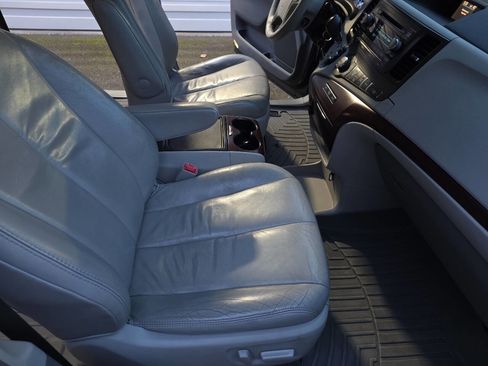 Used 2012 Toyota Sienna XLE image 22
