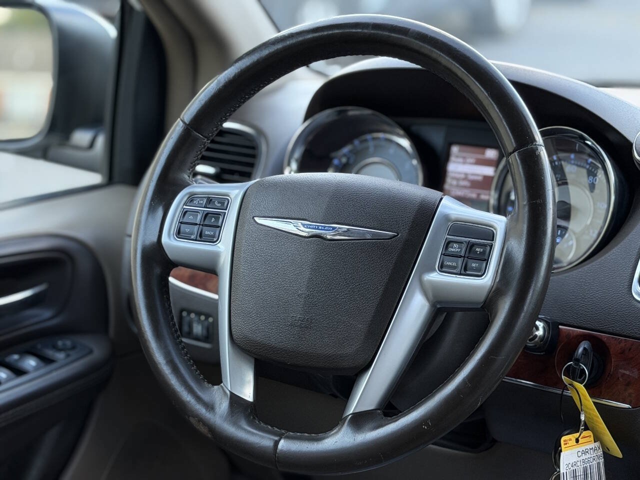 Used 2013 Chrysler Town & Country Touring FWD image 16