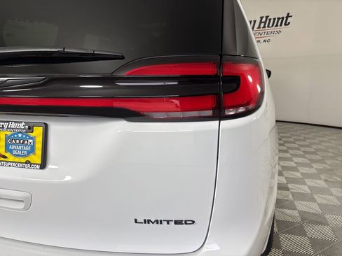 Used 2025 Chrysler Pacifica Limited image 33