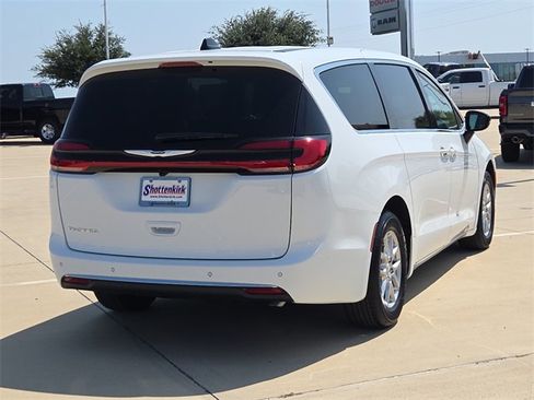 New 2026 Chrysler Pacifica Select image 8