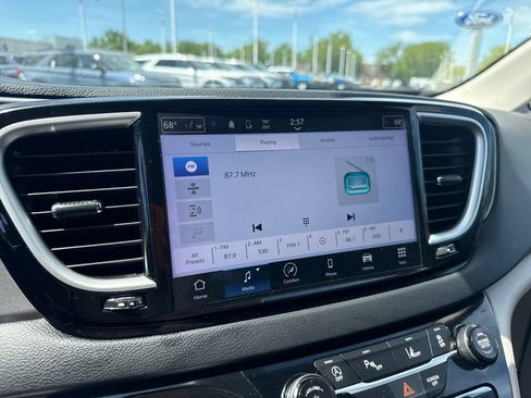 Used 2023 Chrysler Pacifica Touring-L FWD image 34