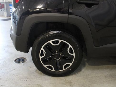Used 2016 Jeep Renegade Trailhawk w/ Premium Trailhawk Package AWD/4WD image 25