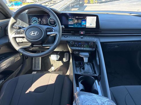 Used 2025 Hyundai Elantra SEL image 5