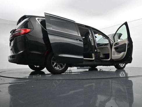 Used 2023 Chrysler Pacifica Touring-L FWD image 43