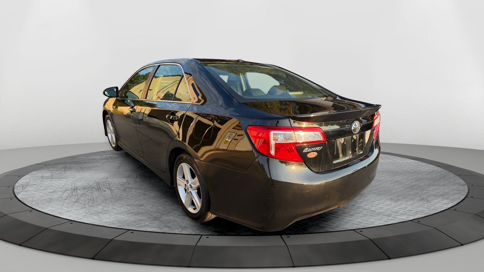 Used 2012 Toyota Camry SE w/ Leather Pkg FWD image 4