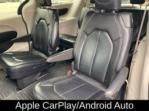 Used 2022 Chrysler Pacifica Touring-L image 14