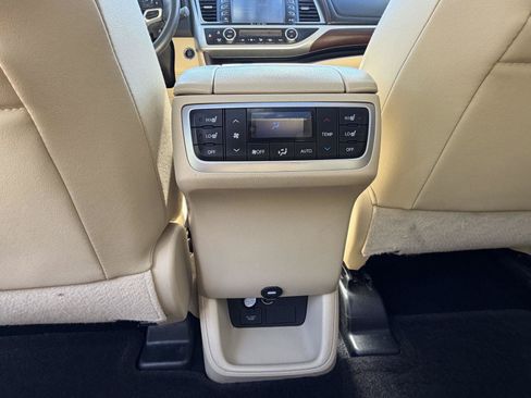 Used 2016 Toyota Highlander Limited Platinum AWD/4WD image 25