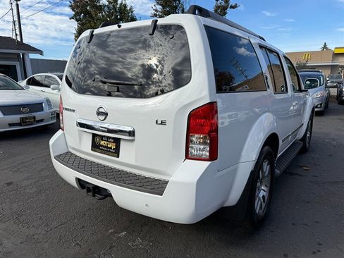 Used 2011 Nissan Pathfinder LE w/ Navigation Pkg image 5