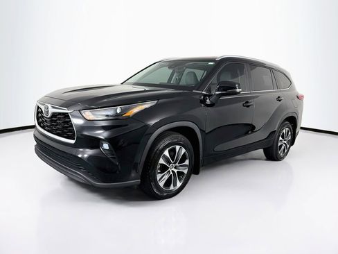 Used 2023 Toyota Highlander XLE FWD image 3