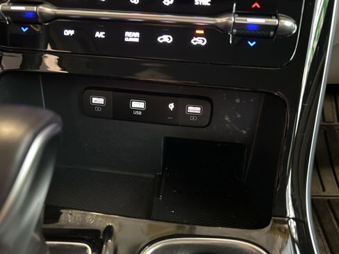 Certified 2024 Kia Carnival EX image 30