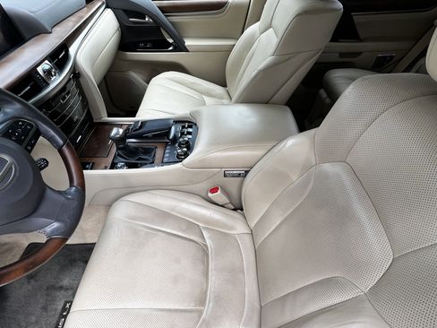 Used 2020 Lexus LX 570 4WD w/ Luxury Package image 16