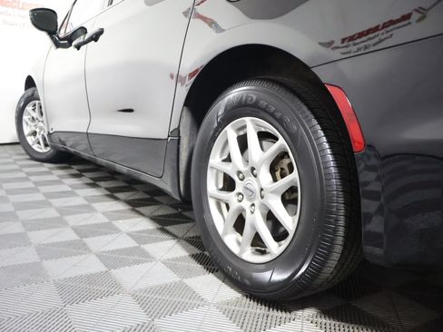 Used 2024 Chrysler Pacifica Touring-L FWD image 13